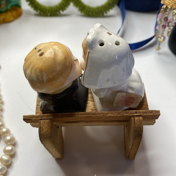 Cute Bride and Groom Salt and Pepper Shakers - Picture 3 of 8